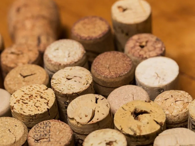 No tires los corchos de vino: comenzá a guardar muchos para crear esta mesa tan fabulosa y envidiable