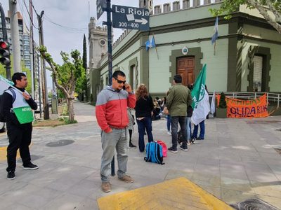 Trabajador despedido de Desarrollo Social se encadenó en Casa de Gobierno y lo reincorporaron