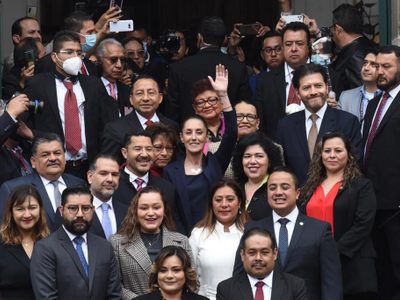 Sheinbaum saluda a cientos de simpatizantes al llegar al Congreso para rendir su cuarto informe