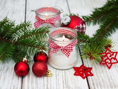 Nos gastes más: no tirés los frascos de vidrio y transformalos en estos bellos adornos navideños