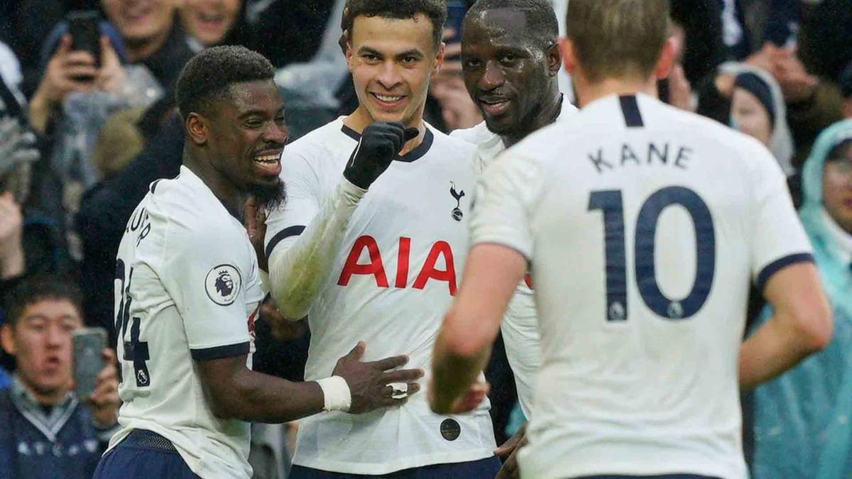 Dele Alli, en el centro de la foto. Fuente (Instagram)