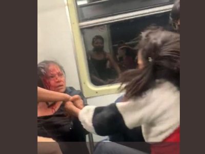 Viral: Dos mujeres tienen brutal pelea en un vagón del Metro