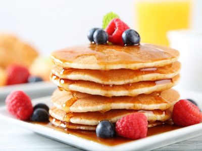Hot cakes como los de las películas: la receta fácil y riquísima para un desayuno que sorprende
