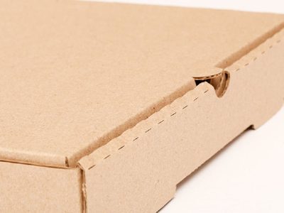 No tires la caja vacía de la pizza: creá este hermoso estante vintage para apoyar cosas en la pared