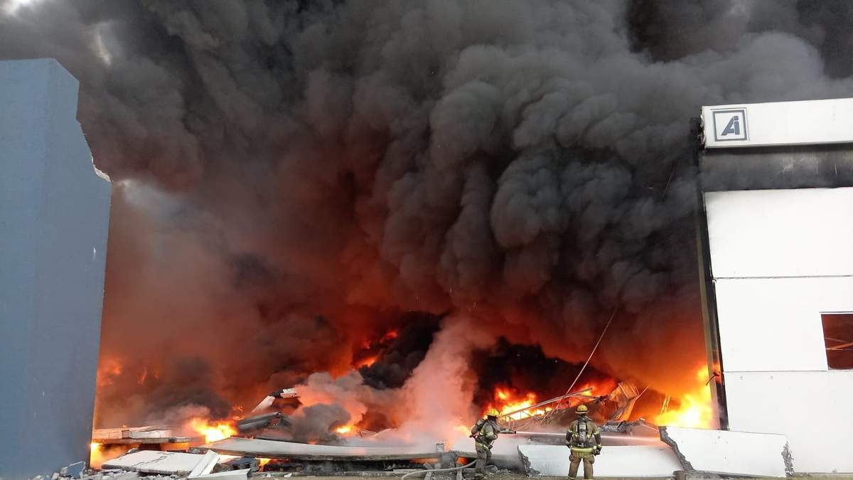 Bomberos trabajan en apagar el incendio en el parque industrial Las Américas en Apodaca