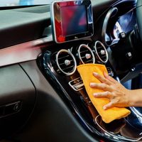 Con 1 producto que tenés siempre a mano, creá este limpiador súper efectivo para los plásticos de tu automóvil