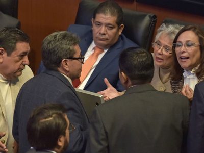 Senadores de Morena decidirán si 'sacrifican” salario para la consulta: Monreal