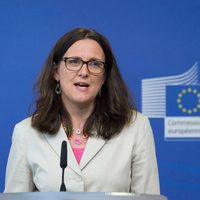 UE amenaza con imponer aranceles de hasta 25% a productos icónicos estadunidenses