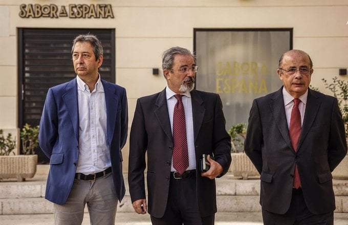 (De izquierda a derecha) El extorero Vicente Barrera; el candidato de Vox a la Presidencia de la Generalitat Valenciana, Carlos Flores, y el diputado y presidente de Vox Valencia, Ignacio Gil Lázaro