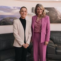 Sheinbaum dialoga con canciller de Canadá sobre visas de trabajo y T-MEC