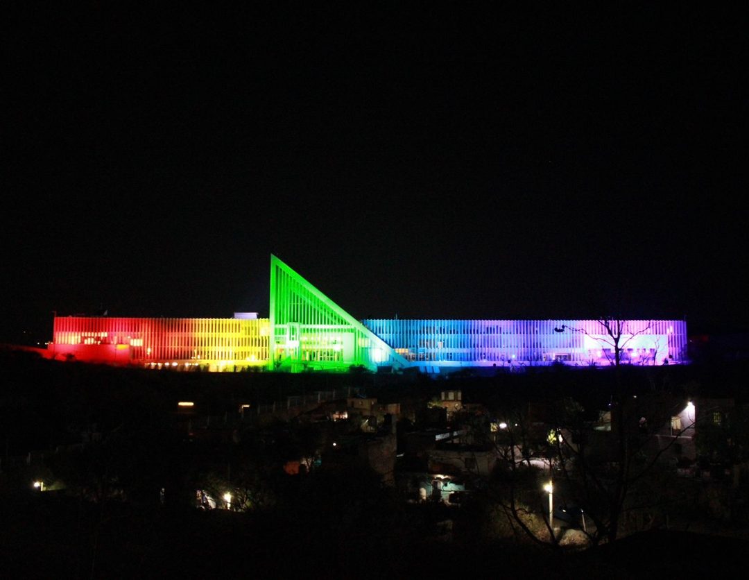 Iluminan el Congreso de Guanajuato con los colores de la bandera de arcoíris por el día internacional contra la homofobia, la transfobia y la bifobia