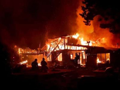 Voraz incendio consumió la sede del Club Andino Piltriquitrón en El Bolsón