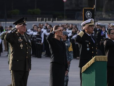 Sheinbaum encabeza el izamiento de la bandera por el aniversario de los sismos de 1985 y 2017