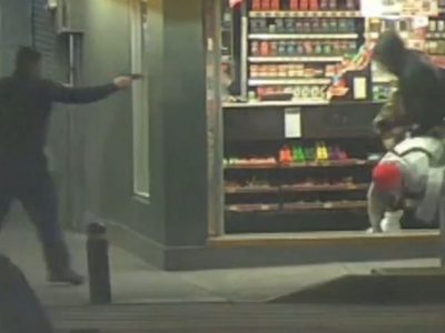 Policía enfrenta a ladrones de un Oxxo y abate a uno; “mataron a mi bebé!”, grita una mujer (Video)