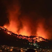 Incendio forestal consume el Cerro de la Cruz en Uruapan