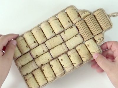 Con un frasco de vidrio que no uses y algunos corchos: creá este portavelas delicado y con toda la onda