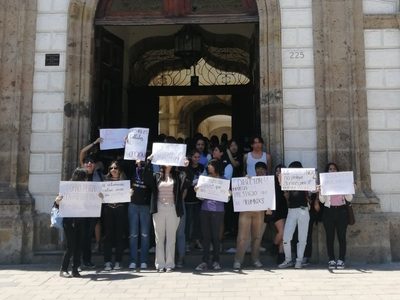 Denuncian agresión sexual contra alumna de Prepa 1 de la UdeG ; estudiantes protestan
