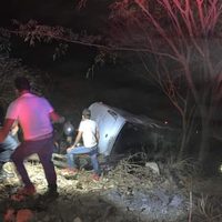 Autobús turístico cae a barranco en Nayarit y deja 18 muertos y 33 heridos