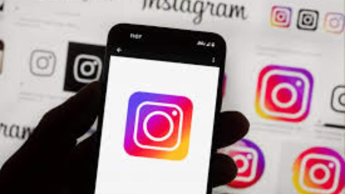 El logo de Instagram se ve en un teléfono celular en Boston