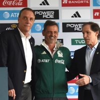 Presentan a Diego Cocca como DT del Tri; Ares de Parga niega influencia de Irarragori