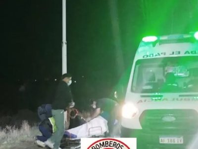 Chocó contra un poste y el auto se incendió; lo rescataron inconsciente de entre las llamas