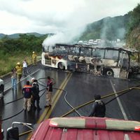 Guerrero: grupo armado intercepta autobús, roba a pasajeros y quema la unidad