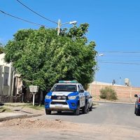 Balacera en barrio San Lorenzo: dos detenidos, armas, drogas y una casa incendiada