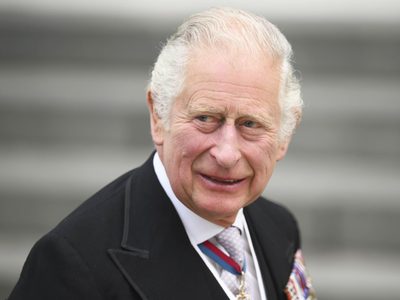 De príncipe por 73 años a rey: Carlos III, el hijo mayor de Isabel II, es ahora el monarca británico