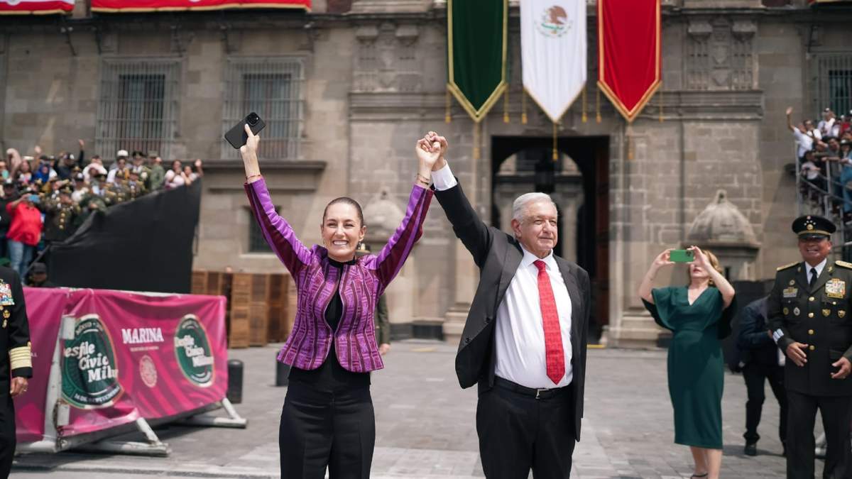 Andrés Manuel López Obrador alza el brazo de Claudia Sheinbaum en la conmemoración del aniversario de la Independencia