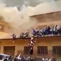 Alumnas se lanzan del techo de su colegio para escapar de un fuerte incendio (videos)