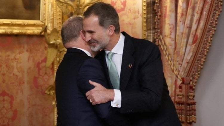 El Rey Felipe saluda a Alberto de Mónaco. Fuente: (Instagram)