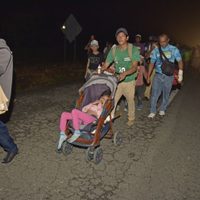 Bajo temperaturas de 35º C, la caravana inicia su marcha sobre corredor migratorio de Chiapas