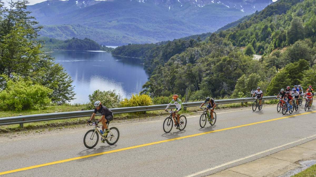 Ciclistas en una ruta neuquina. Fuente: (Twitter)