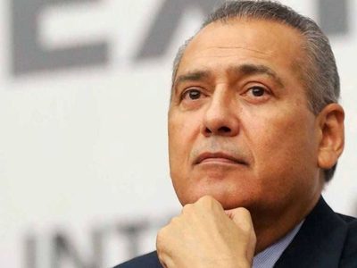 Grupo parlamentario del PRI expulsa a Manlio Fabio Beltrones de su bancada en el Senado
