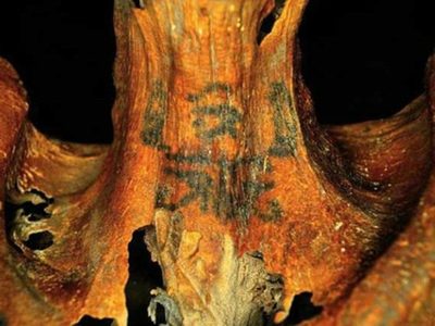 La increíble momia de una hechicera cuyo cuerpo tenía 30 tatuajes mágicos