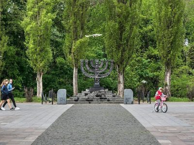 Israel colaborará en la reparación de memorial al holocausto dañado en un ataque ruso en Kiev