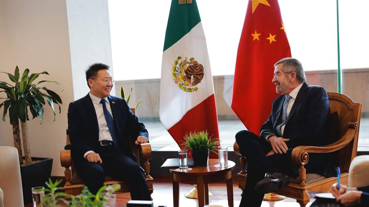 El embajdor de China en México, Chen Daojiang, con el canciller Juan Ramón de la Fuente