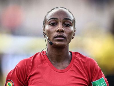 Salima Rhadia Mukansanga, la primera árbitra en dirigir un partido de la Copa África