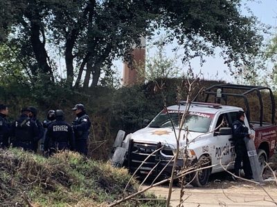 Granaderos y GN sitian pueblo indígena de Xalmimilulco para escoltar a personal de Casas Ara