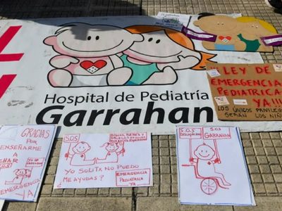 El Gobierno promulgó las leyes de emergencia pediátrica y financiamiento universitario, pero frenó su ejecución