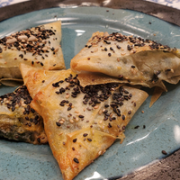 Triangulitos de carne con tapas de empanada: el acompañamiento perfecto para una picada con amigos