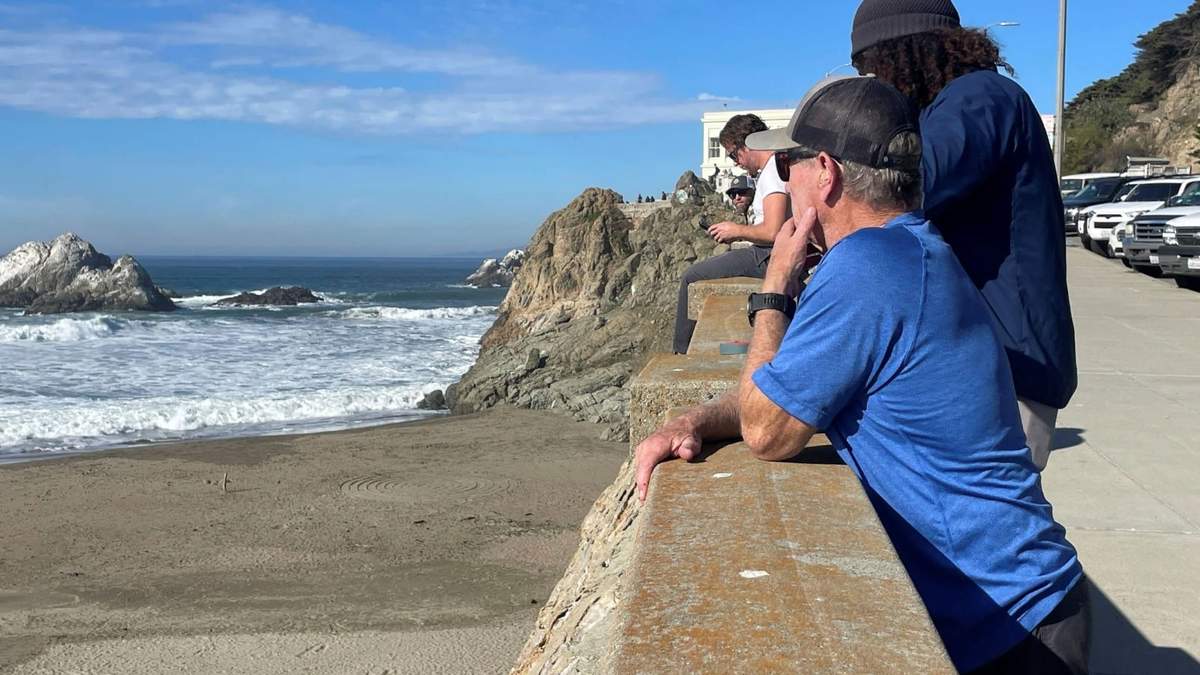 La gente mira las olas después de un terremoto que se sintió ampliamente en el norte de California en Ocean Beach en San Francisco