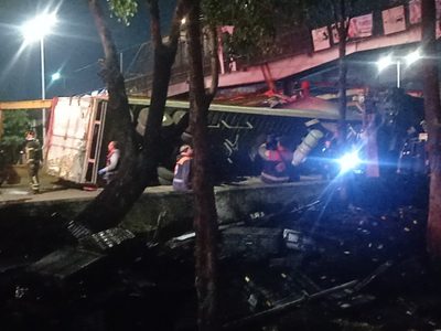 Conductor del tráiler que volcó cerca de la estación Oceanía del Metro murió en el hospital