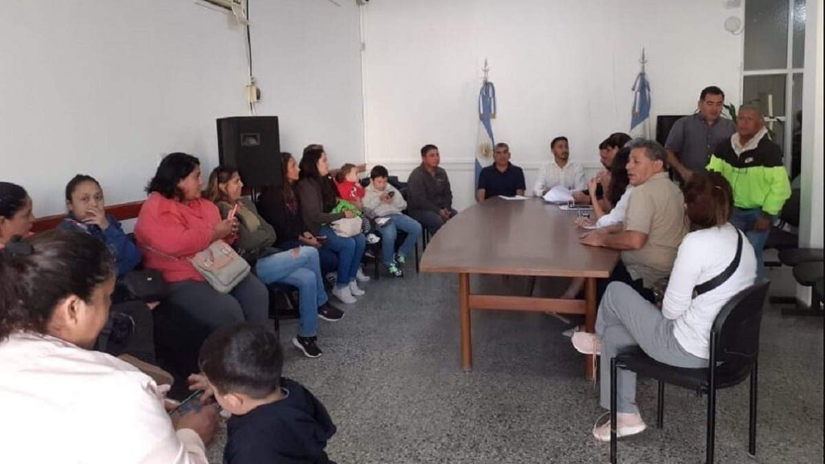 Padres de la escuela N° 124 reunidos con concejales de Centenario. Fuente: (Centenario Digital)