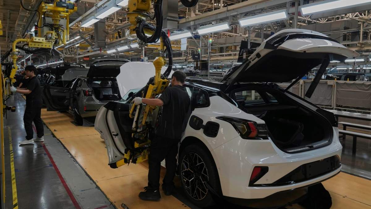Trabajadores ensamblan los modelos Zeekr 001 EV en la planta del fabricante chino Zeekr, en Ningbo, provincia oriental china de Zhejiang, el miércoles 17 de abril de 2025