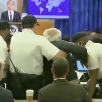 Embajada de Rusia en México exhibe a EU por expulsar a periodista de conferencia