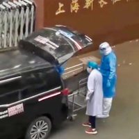 Adulto mayor al que creían muerto por covid-19 "revive" en el traslado a la morgue (Video)