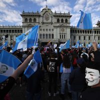 Crisis en Guatemala: quemaron un colectivo en la esquina de la Casa de Gobierno (imágenes)