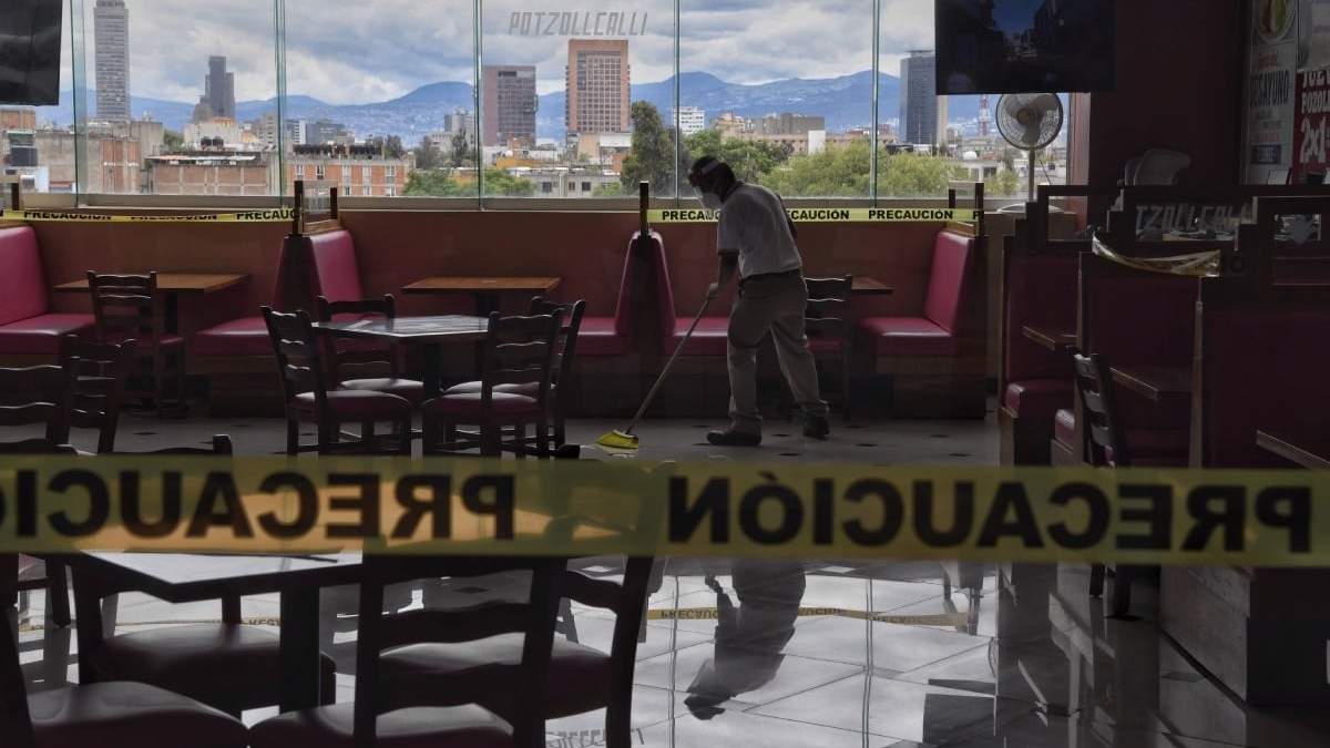 Un trabajador de limpieza en la Ciudad de México
