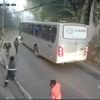 Pasajeros se bajan de un autobús para golpear a un sujeto que agredía a una mujer en Brasil (Video)